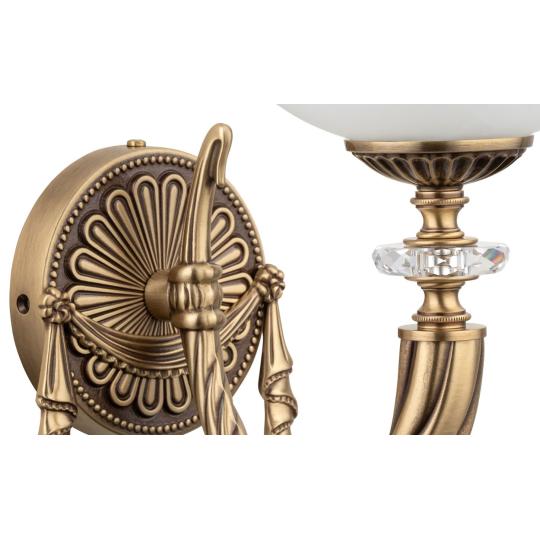 elegantny luxusny zdobeny vila kastiel salon osvetlenie klasicky obciansky nastenny svietnik lampa zlaty mosadzny krystal.jpg